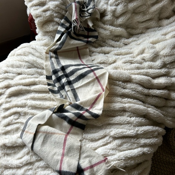 Burberry Classic Check 100%Cashmere Scarf Authentic in excellent condition! - Picture 8 of 10